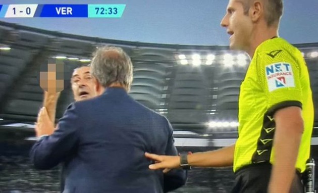 Maurizio Sarri aims middle finger at rival bench during Lazio row - Bóng Đá