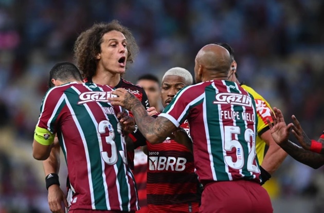 Luiz và Vidal tham gia xô xát trong trận cầu 5 thẻ đỏ - Bóng Đá