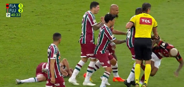 Luiz và Vidal tham gia xô xát trong trận cầu 5 thẻ đỏ - Bóng Đá