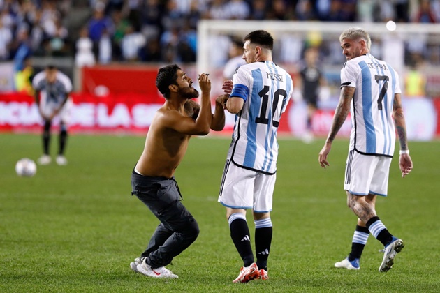 Messi hoảng hồn khi được xin chữ ký - Bóng Đá