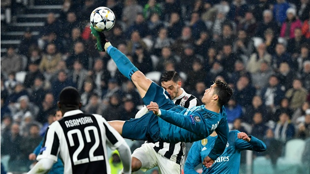Cú volley hoàn hảo khiến Ronaldo phải ngã mũ - Bóng Đá