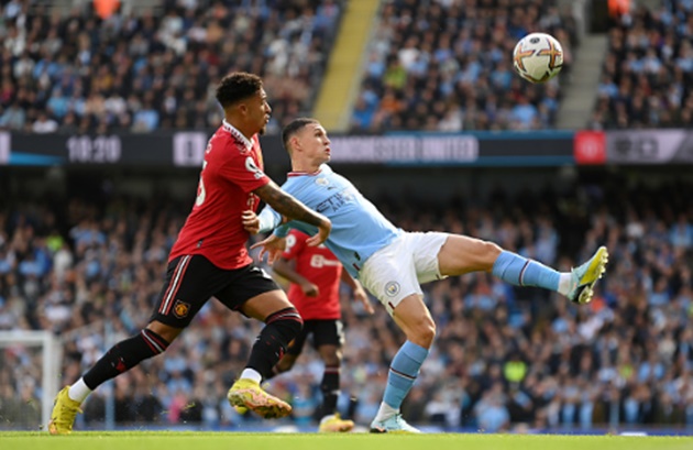 Foden là mũi nhọn nguy hiểm uy hiếp hàng thủ Man Utd.