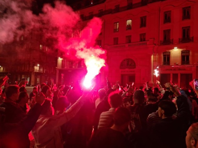 Benzema giành QBV, CĐV Lyon ăn mừng điên cuồng - Bóng Đá