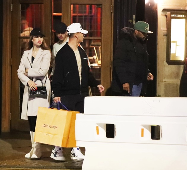  Antony and stunning girlfriend turned away from steak restaurant after splashing out on Louis Vuitton gear - Bóng Đá