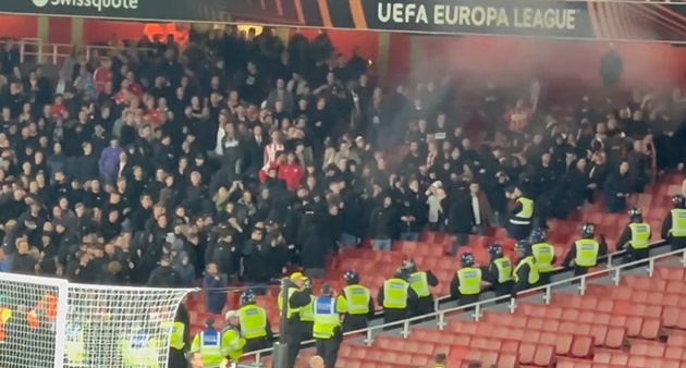 Hỗn loạn trận Arsenal - PSV - Bóng Đá