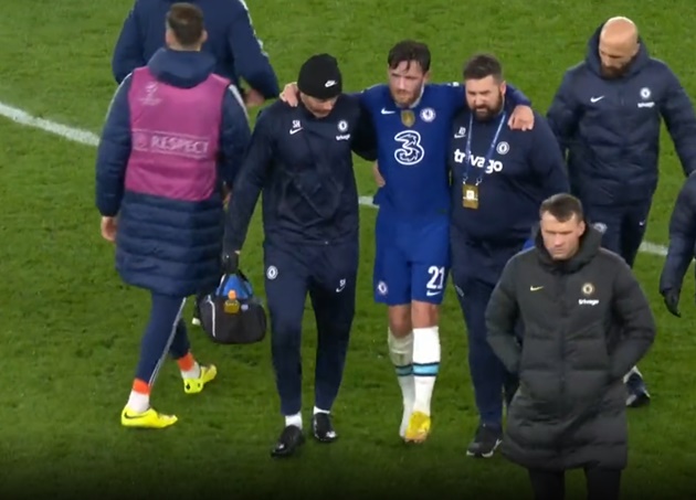 Ben Chilwell being helped off the pitch after pulling his hamstring at the end of the match - Bóng Đá
