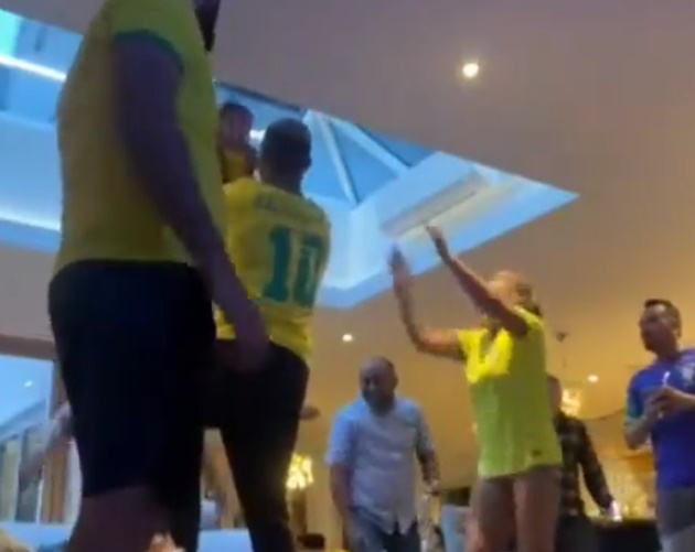Phản ứng khác biệt giữa Neymar và Richarlison khi dự World Cup - Bóng Đá