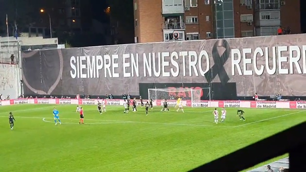 Valverde sút bóng lên ban công nhà hàng xóm.