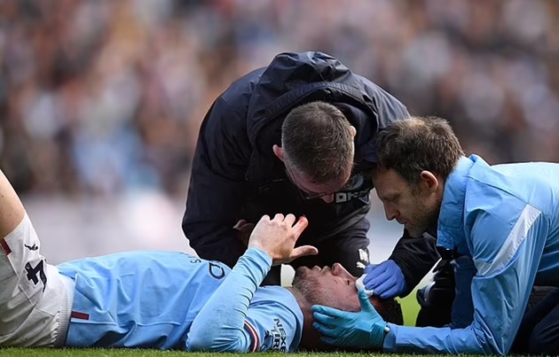 Manchester City's Aymeric Laporte suffers nasty head injury against Brentford  - Bóng Đá
