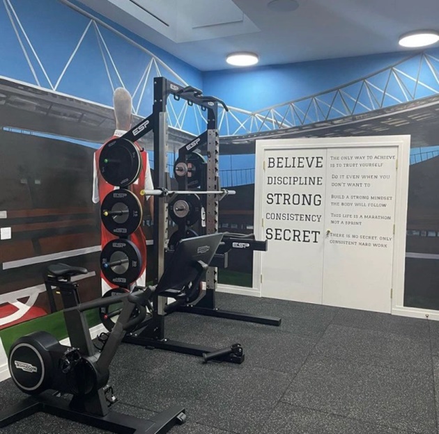 Inside Oleksandr Zinchenko’s Arsenal-themed home gym with incredible mural of defender at the Emirates - Bóng Đá