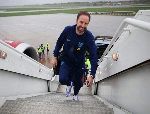 'Biển người' chào đón tuyển Anh đi đến Qatar - Bóng Đá