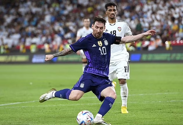 Messi vung chân khiến UAE dậy sóng - Bóng Đá