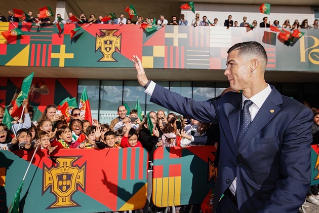 Mặc drama Man Utd, Ronaldo vẫn được Bồ Đào Nha cổ vũ - Bóng Đá