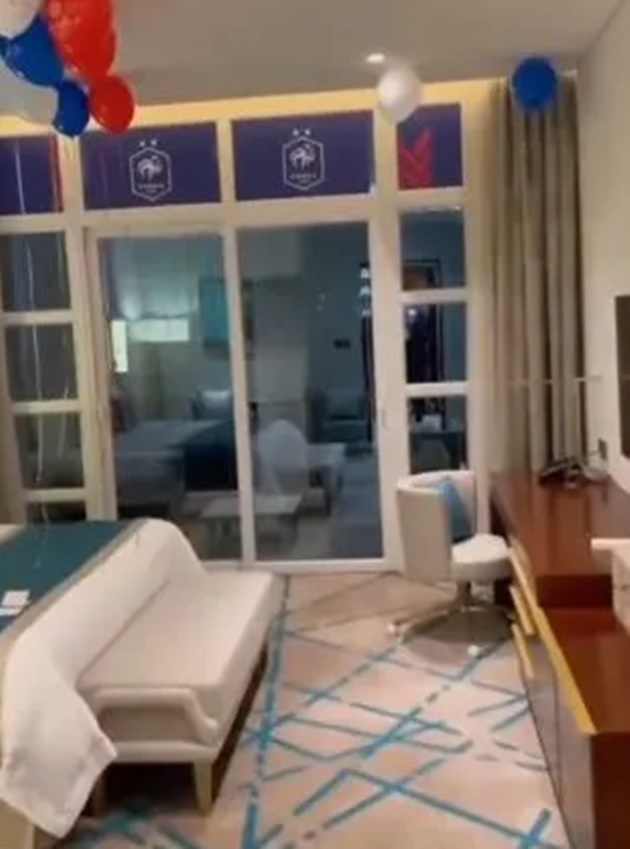 Bên trong phòng khách sạn World Cup 2022 của Giroud - Bóng Đá