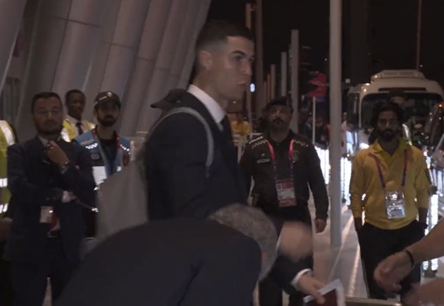 CĐV chào đón Ronaldo và đồng đội tại Qatar - Bóng Đá