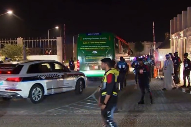 CĐV chào đón Ronaldo và đồng đội tại Qatar - Bóng Đá