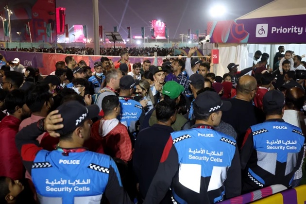 Hình ảnh xấu xí xuất hiện tại Qatar khiến dư luận ngán ngẩm - Bóng Đá