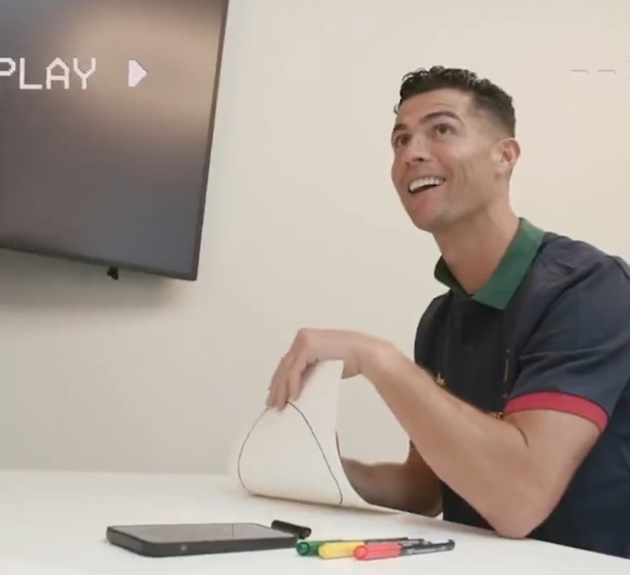 Ronaldo 'cười tẹt ga' vì Pepe, Bruno đùa giỡn với Dalot - Bóng Đá