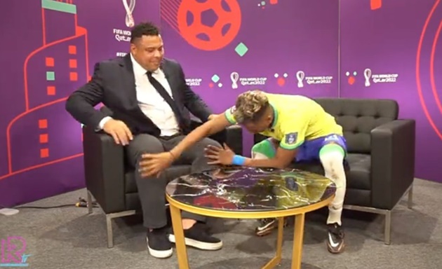 Rodrygo in a sit down interview with Ronaldo straight  - Bóng Đá