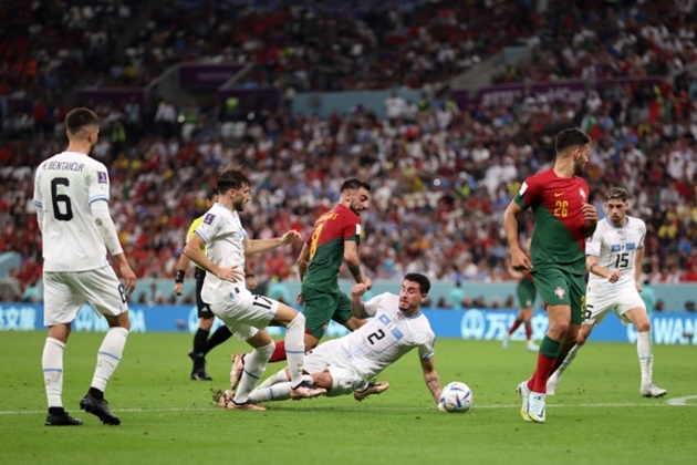 Mark Halsey slams decision to give Portugal penalty at World Cup against Uruguay as ‘shocking’ - Bóng Đá