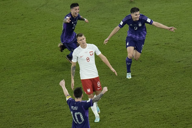 Ba Lan 'đánh đu' cảm xúc, Lewandowski và đồng đội vỡ òa - Bóng Đá