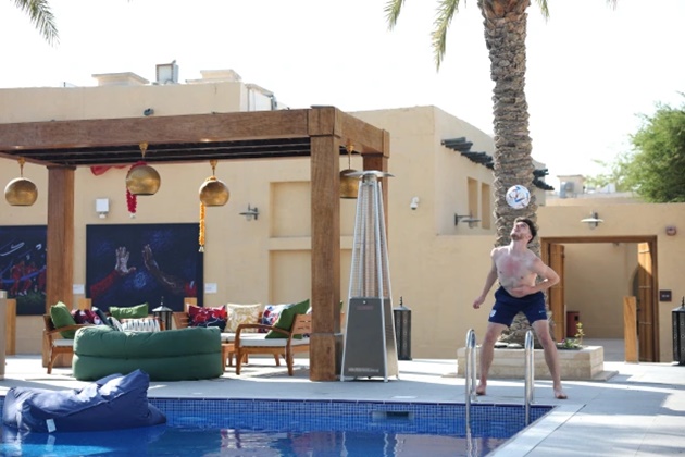 Jack Grealish and Declan Rice do keepie-uppies over England hotel POOL - Bóng Đá