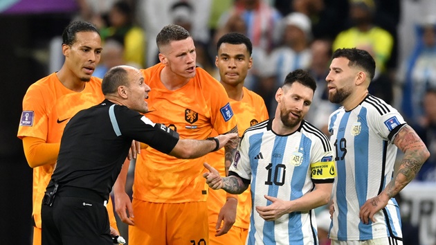 Không chỉ Messi, đến lượt Emi Martinez nổi quạo với trận đấu Hà Lan - Bóng Đá