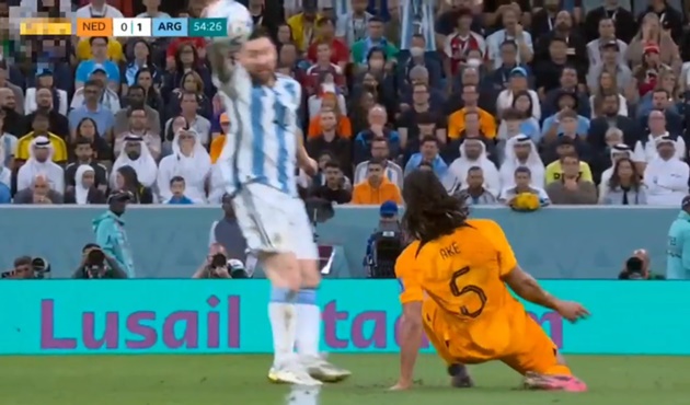 Toàn cảnh Messi và đồng đội 'đánh bóng chuyền'  - Bóng Đá
