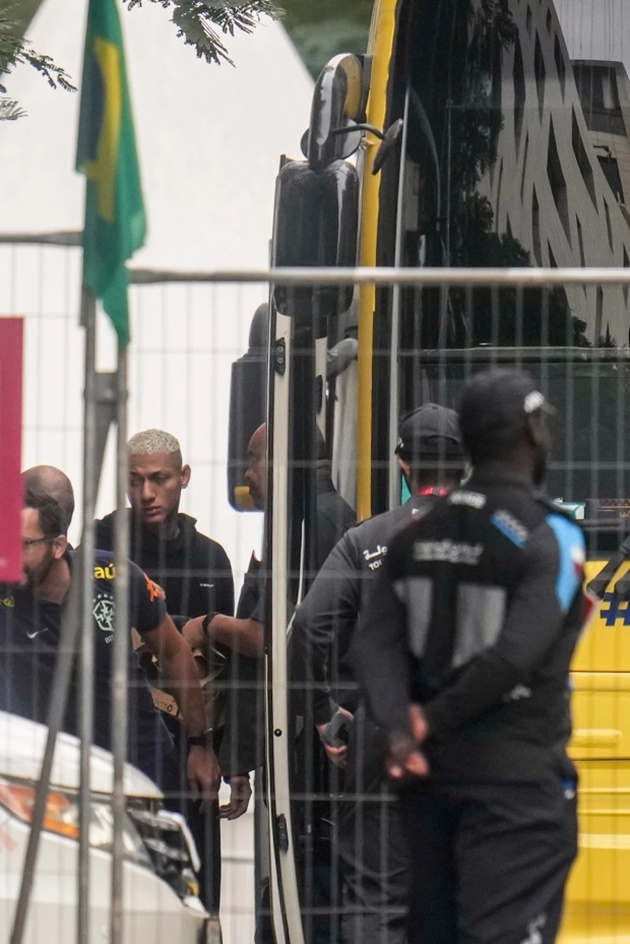 Devastated Richarlison joins Brazil flops on bus to airport as Neymar and Co head home - Bóng Đá