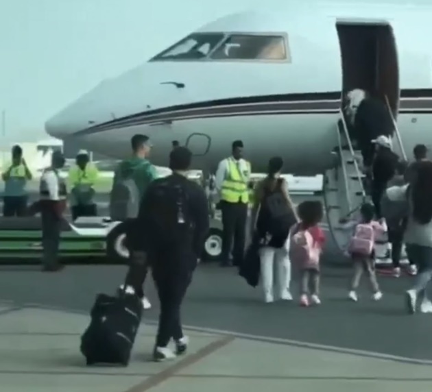 Ronaldo cùng gia đình rời Qatar - Bóng Đá