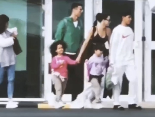 Ronaldo cùng gia đình rời Qatar - Bóng Đá