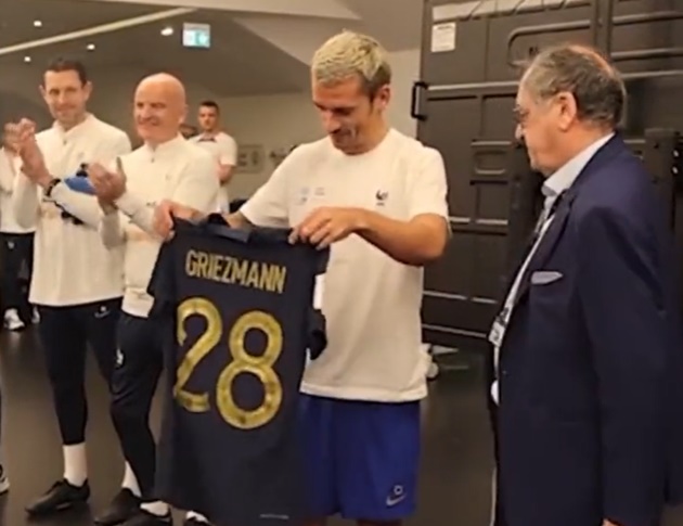 Griezmann nhận món quà tri ân thành tích kiến tạo.