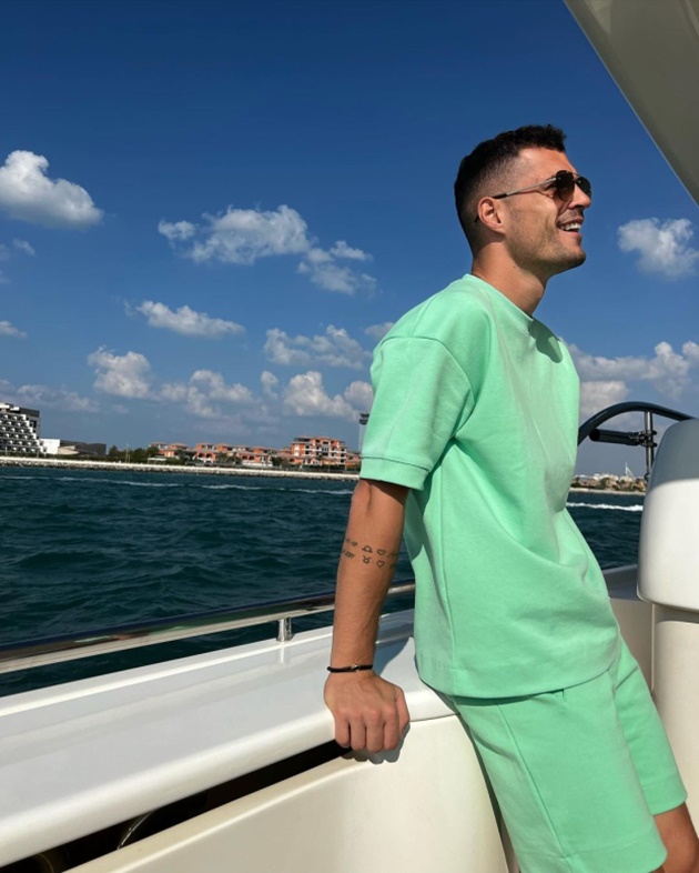 Granit Xhaka relaxes on yacht with wife and daughter - Bóng Đá
