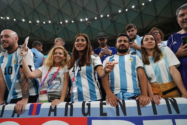Messi đưa Argentina vào chung kết, CĐV nhảy sập mái nhà - Bóng Đá