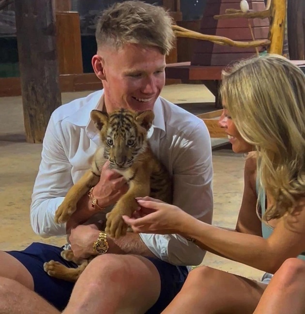 Scott McTominay holds TIGER and poses with bear - Bóng Đá