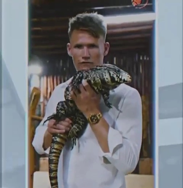 Scott McTominay holds TIGER and poses with bear - Bóng Đá