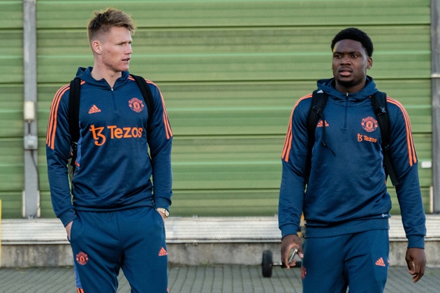 Scott McTominay holds TIGER and poses with bear - Bóng Đá