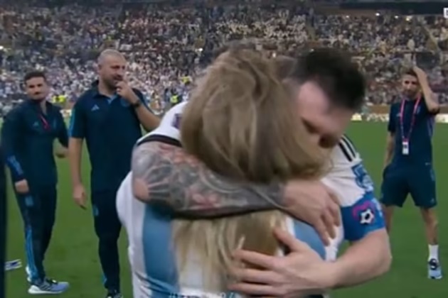  Lionel Messi is mobbed by his mother Celia on the pitch - Bóng Đá