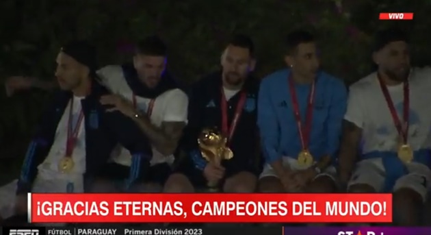 Messi và 4 đồng đội suýt gặp sự cố trên nóc xe buýt - Bóng Đá
