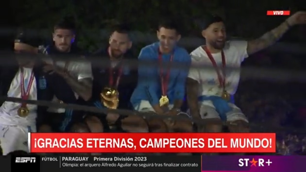 Messi và 4 đồng đội suýt gặp sự cố trên nóc xe buýt - Bóng Đá