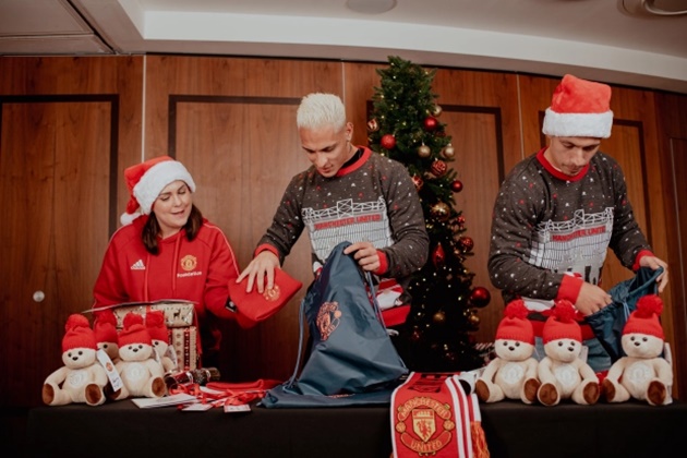 Marcus Rashford wraps presents and Bruno Fernandes fills Christmas gift bags for Man Utd fans in local hospitals - Bóng Đá