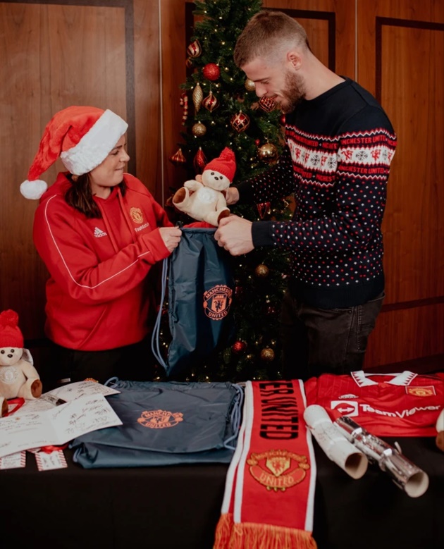 Marcus Rashford wraps presents and Bruno Fernandes fills Christmas gift bags for Man Utd fans in local hospitals - Bóng Đá