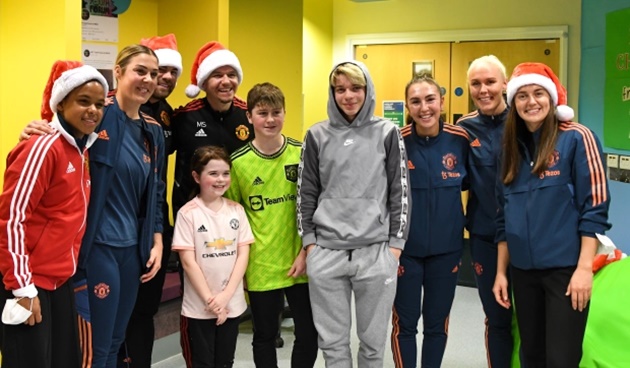 Marcus Rashford wraps presents and Bruno Fernandes fills Christmas gift bags for Man Utd fans in local hospitals - Bóng Đá