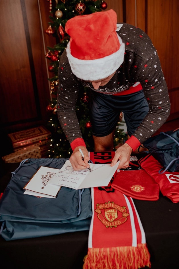 Marcus Rashford wraps presents and Bruno Fernandes fills Christmas gift bags for Man Utd fans in local hospitals - Bóng Đá