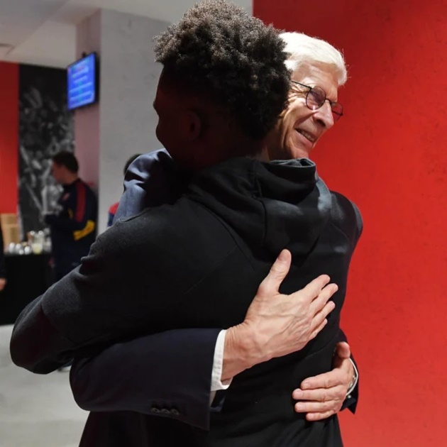 Bukayo Saka fulfils lifelong dream as he finally meets Arsene Wenger  - Bóng Đá