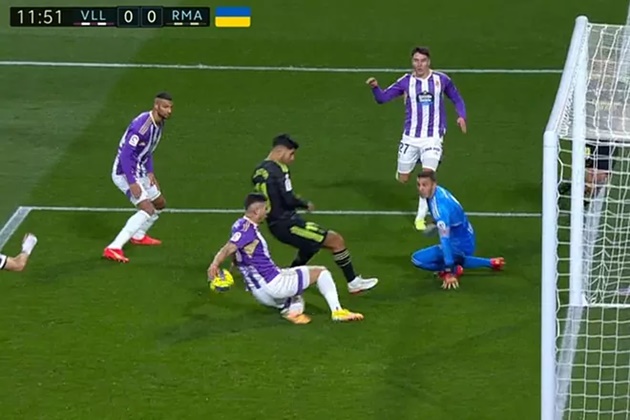 It's not a penalty for Real Madrid, the movement from Javi Sanchez was natural - Bóng Đá