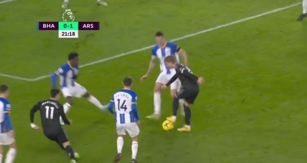 Martin Odegaard leaves three Brighton players baffled with outrageous piece of skill - Bóng Đá