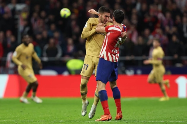 Torres and Savic WRESTLE on pitch as pair sent off in Barcelona’s 1-0 win over Atletico - Bóng Đá
