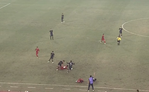 TRỰC TIẾP Việt Nam 1-0 Indonesia (H1): Văn Hậu bị triệt hạ - Bóng Đá