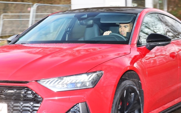 Antony was seen arriving for Manchester United training on Monday - Bóng Đá